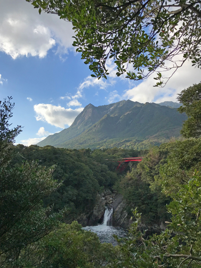 トローキの滝とモッチョム岳