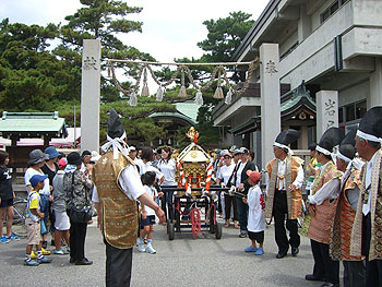神社を出る子供神輿.jpg